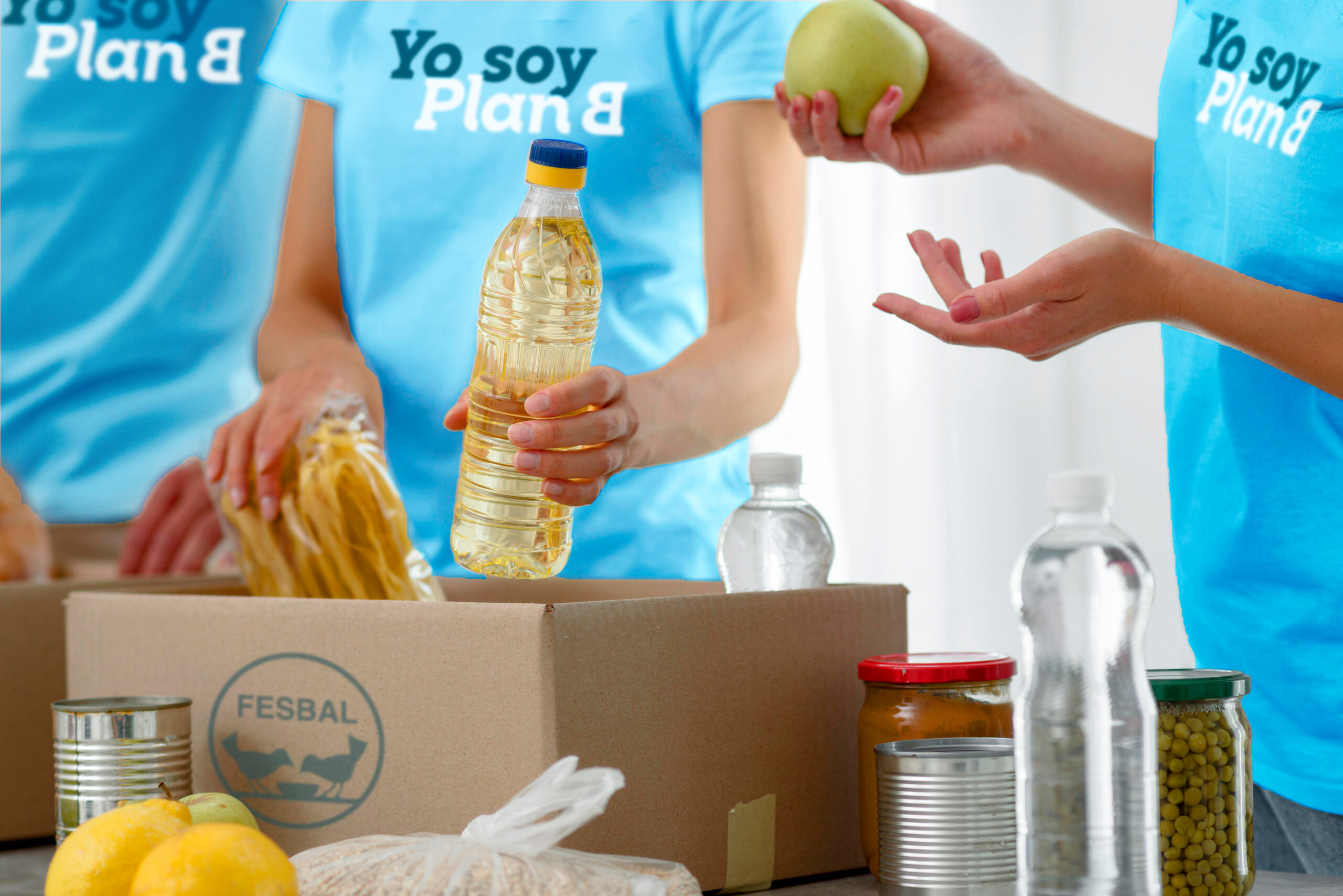 Voluntarios de PlanB preparando cajas de alimentos para donación